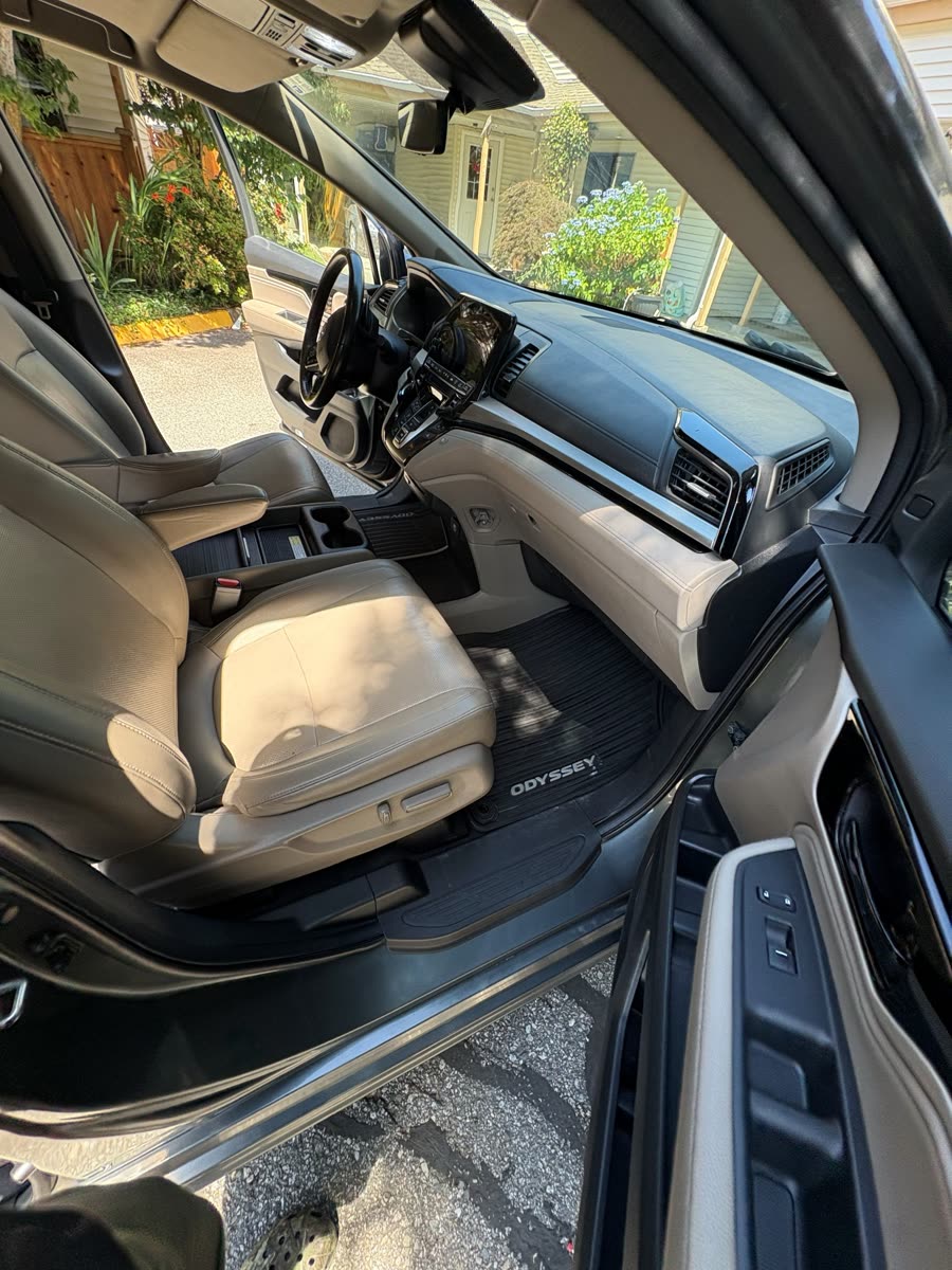 Honda Odyssey — front row