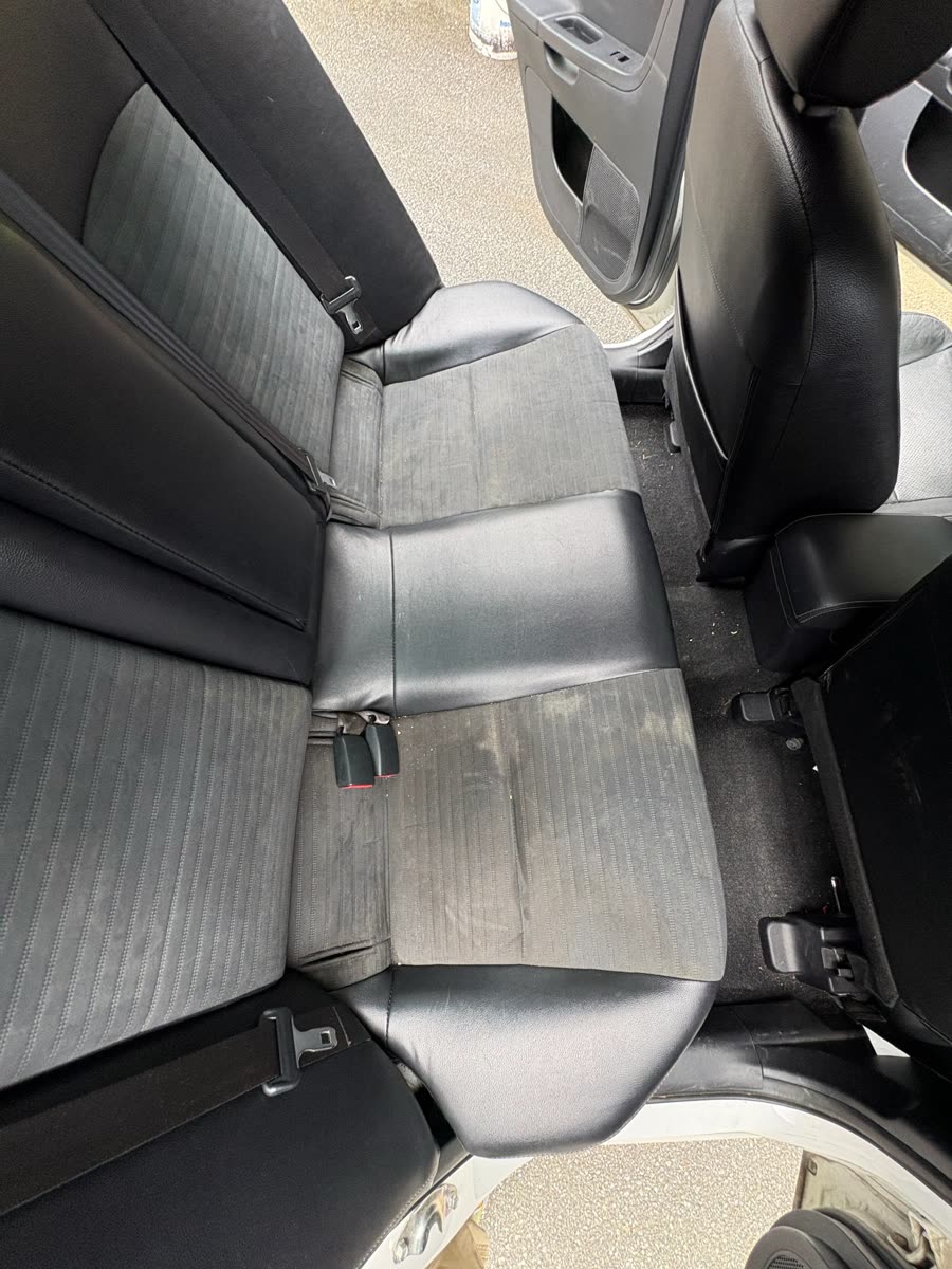 Mitsubishi Lancer — rear bench